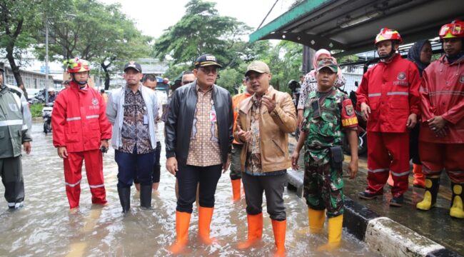 Wali Kota Jakarta Pusat Arifin saat meninjau banjir di Cempaka Putih 
(Foto ; Kominfotik Jakpus) 
