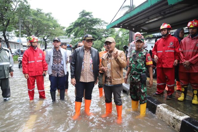 
					Wali Kota Jakarta Pusat Arifin saat meninjau banjir di Cempaka Putih 
(Foto ; Kominfotik Jakpus) 