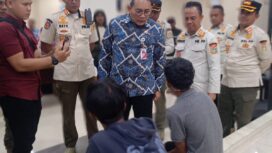 Wali Kota Jakarta Pusat Arifin saat mengintoregasi penjual obat Tramadol ilegal. (Foto: PWI Jakpus)