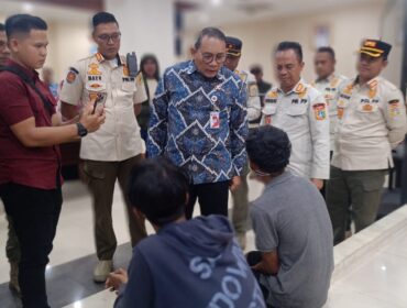 Wali Kota Jakarta Pusat Arifin saat mengintoregasi penjual obat Tramadol ilegal. (Foto: PWI Jakpus)