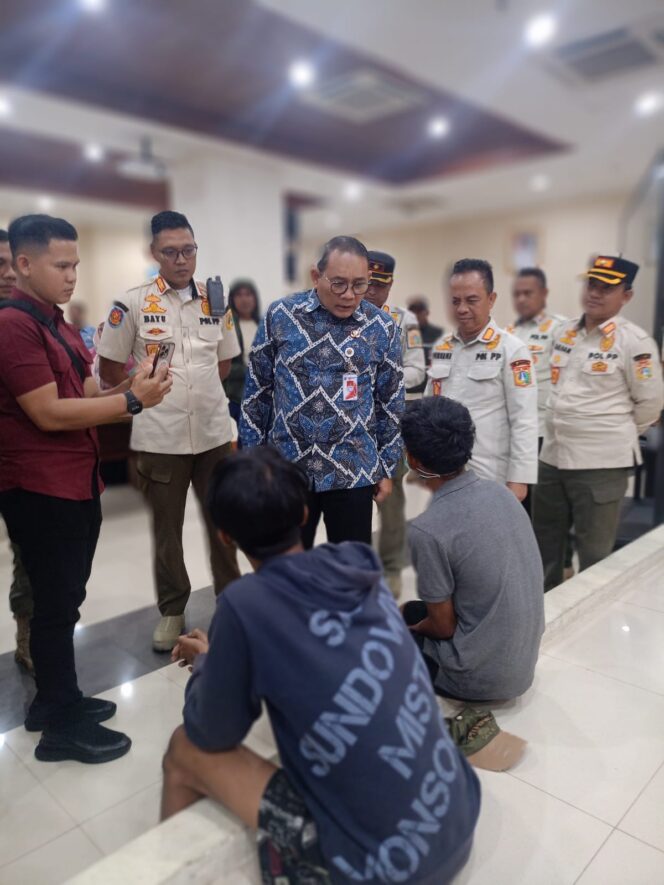 
					Wali Kota Jakarta Pusat Arifin saat mengintoregasi penjual obat Tramadol ilegal. (Foto: PWI Jakpus)