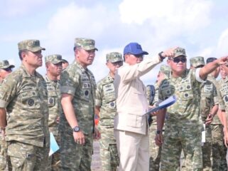 akil Menteri Pertahanan Republik Indonesia Marsekal TNI (Purn) Donny Ermawan T., M.D.S., M.S.P., melaksanakan kunjungan kerja ke Makassar guna meninjau kesiapan pembangunan infrastruktur strategis TNI Angkatan Udara di Pangkalan TNI AU Sultan Hasanuddin, Makassar, Rabu (14/1/2026).. (Foto :Puspen TNI)