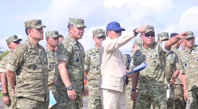 akil Menteri Pertahanan Republik Indonesia Marsekal TNI (Purn) Donny Ermawan T., M.D.S., M.S.P., melaksanakan kunjungan kerja ke Makassar guna meninjau kesiapan pembangunan infrastruktur strategis TNI Angkatan Udara di Pangkalan TNI AU Sultan Hasanuddin, Makassar, Rabu (14/1/2026).. (Foto :Puspen TNI)