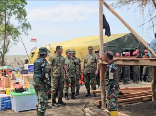 akil Panglima TNI (Wapang TNI) Jenderal TNI Tandyo Budi R  saat melaksanakan kunjungan kerja ke wilayah Kabupaten Aceh Tamiang, Provinsi Aceh, (Foto: Puspen TNI)