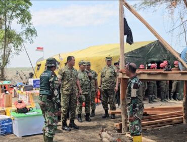 akil Panglima TNI (Wapang TNI) Jenderal TNI Tandyo Budi R  saat melaksanakan kunjungan kerja ke wilayah Kabupaten Aceh Tamiang, Provinsi Aceh, (Foto: Puspen TNI)