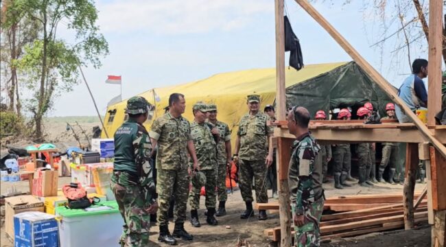 akil Panglima TNI (Wapang TNI) Jenderal TNI Tandyo Budi R  saat melaksanakan kunjungan kerja ke wilayah Kabupaten Aceh Tamiang, Provinsi Aceh, (Foto: Puspen TNI)