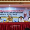 Wakil Wali (Wawali) Kota Administrasi Jakarta Pusat Eric PZ Lumbun (Tengah) saat membuka Musyawarah Kerja Kota (Mukerko) PMI, di Ruang Serbaguna Utama, Selasa (13/1/2026). (Foto : Kominfotik Jakpus)