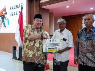 Wakil Wali (Wawali) Kota Jakarta Pusat Eric PZ Lumbun saat menyerahkan bantuan kepada salah seorang Guru. (Foto; Kominfotik Jakpus)