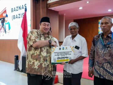 Wakil Wali (Wawali) Kota Jakarta Pusat Eric PZ Lumbun saat menyerahkan bantuan kepada salah seorang Guru. (Foto; Kominfotik Jakpus)