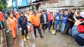 Wali Kota Jakarta Pusat  Arifin saat mendampingi Wagub DKI Rano Karno dalam kerja bakti massal.
Foto : Kominfotik Jakpus (Foto : Kominfotik Jakpus)