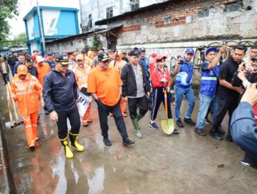 Wali Kota Jakarta Pusat  Arifin saat mendampingi Wagub DKI Rano Karno dalam kerja bakti massal.
Foto : Kominfotik Jakpus (Foto : Kominfotik Jakpus)
