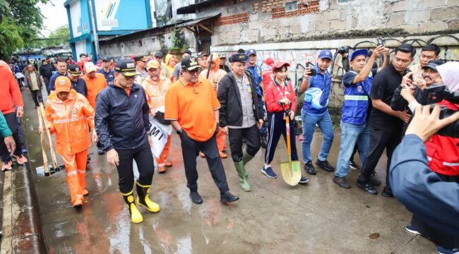 Wali Kota Jakarta Pusat  Arifin saat mendampingi Wagub DKI Rano Karno dalam kerja bakti massal.
Foto : Kominfotik Jakpus (Foto : Kominfotik Jakpus)