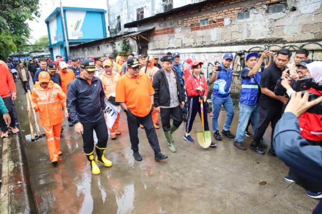 
					Wali Kota Jakarta Pusat  Arifin saat mendampingi Wagub DKI Rano Karno dalam kerja bakti massal.
Foto : Kominfotik Jakpus (Foto : Kominfotik Jakpus)