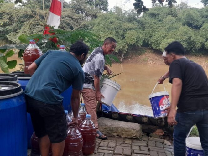 
					Peduli Lingkungan, Banksasuci Larutkan 20 Ton Eco Enzyme di Sungai Cisadane