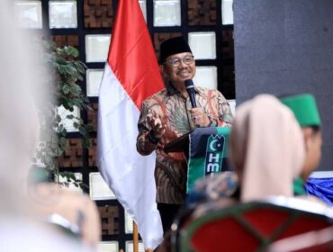 Wali Kota Tangerang, H. Sachrudin saat menyampaikan pidato di acara Pelantikan Pengurus Himpunan Mahasiswa Islam (HMI) dan Korps HMI-Wati (KOHATI) Cabang Tangerang Periode 2026–2027, yang digelar di Patio Pusat Pemerintahan Kota Tangerang, Sabtu (31/01/2026). (Foto: Istimewa)