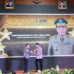 Kakanwil BPN Banten Harison Mocodompis menerima anugerah sebagai Golden Leader dari JMSI (foto: istimewa )