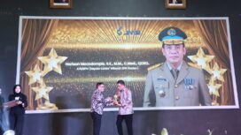 Kakanwil BPN Banten Harison Mocodompis menerima anugerah sebagai Golden Leader dari JMSI (foto: istimewa )