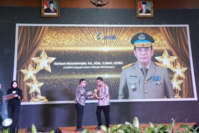 
					Kakanwil BPN Banten Harison Mocodompis menerima anugerah sebagai Golden Leader dari JMSI (foto: istimewa )