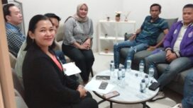 Management Ciputra Hospital CitraRaya bersama pihak keluarga pasien yang videonya sempat viral di media sosial. (Foto: Istimewa)