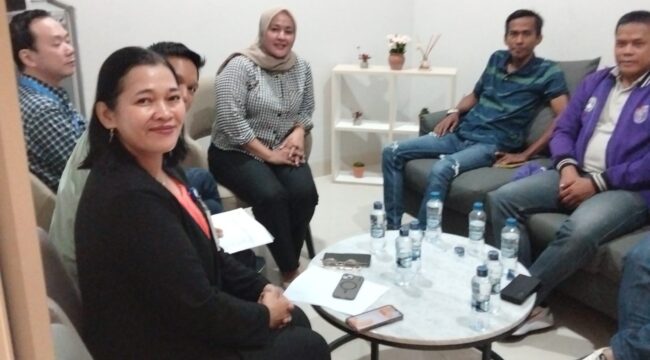 Management Ciputra Hospital CitraRaya bersama pihak keluarga pasien yang videonya sempat viral di media sosial. (Foto: Istimewa)