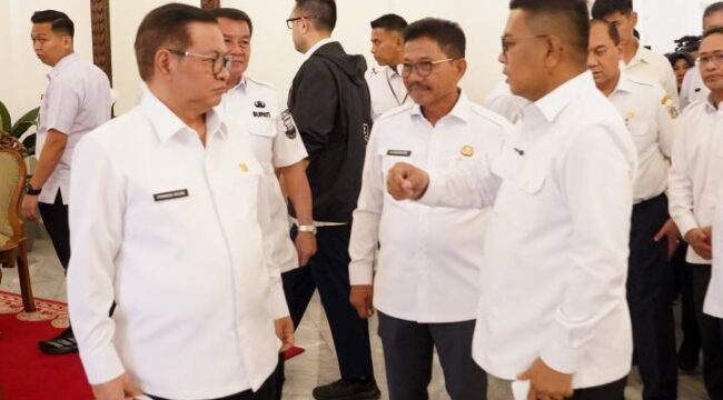Wali Kota Tangerang, Sachrudin bersama Gubernur Banten dan Bupati Tangerang saat berdialog dengan Gubernur DKI Jakarta