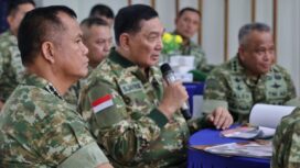 Wakil Panglima TNI Jenderal TNI Tandyo Budi R saat mendampingi Menteri Pertahanan RI Sjafrie Sjamsoeddin. (Foto: Puspoen TNI)