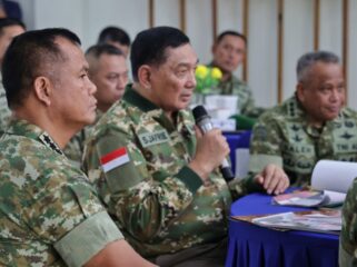 Wakil Panglima TNI Jenderal TNI Tandyo Budi R saat mendampingi Menteri Pertahanan RI Sjafrie Sjamsoeddin. (Foto: Puspoen TNI)