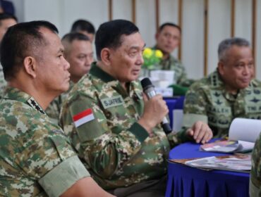 Wakil Panglima TNI Jenderal TNI Tandyo Budi R saat mendampingi Menteri Pertahanan RI Sjafrie Sjamsoeddin. (Foto: Puspoen TNI)
