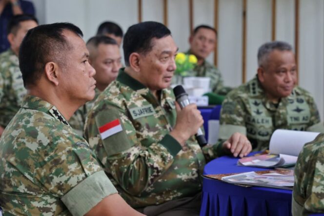 
					Wakil Panglima TNI Jenderal TNI Tandyo Budi R saat mendampingi Menteri Pertahanan RI Sjafrie Sjamsoeddin. (Foto: Puspoen TNI)