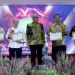 Ketua Umum PWI Pusat Akhmad Munir foto saat bersama peraih SIWO Award 
(Foto : PWI. Pusat) 