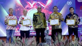 Ketua Umum PWI Pusat Akhmad Munir foto saat bersama peraih SIWO Award 
(Foto : PWI. Pusat) 