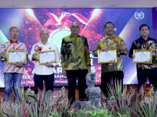 Ketua Umum PWI Pusat Akhmad Munir foto saat bersama peraih SIWO Award 
(Foto : PWI. Pusat) 