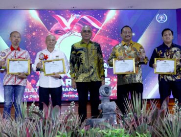 Ketua Umum PWI Pusat Akhmad Munir foto saat bersama peraih SIWO Award 
(Foto : PWI. Pusat) 