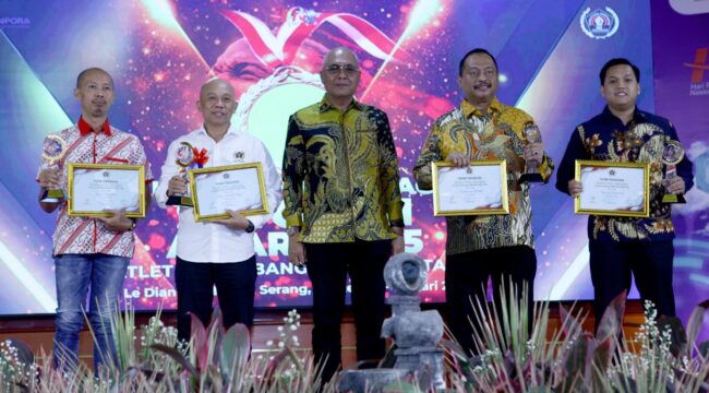 Ketua Umum PWI Pusat Akhmad Munir foto saat bersama peraih SIWO Award 
(Foto : PWI. Pusat) 
