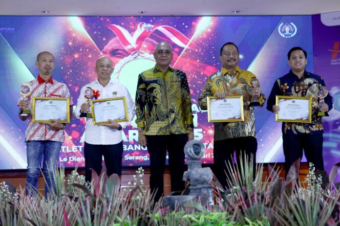 
					Ketua Umum PWI Pusat Akhmad Munir foto saat bersama peraih SIWO Award 
(Foto : PWI. Pusat) 