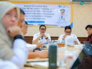 Wakil Wali Kota Tangerang, Maryono saat memberi arahan dalam rapat evaluasi PAD 2025