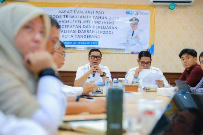 
					Wakil Wali Kota Tangerang, Maryono saat memberi arahan dalam rapat evaluasi PAD 2025