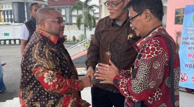 Anggota Komisi III DPR RI, Habib Aboe Bakar Alhabsyi saat tiba Pengadilan Tinggi Banjarmasin, Kamis (27/2/2026). (Foto: Ist)