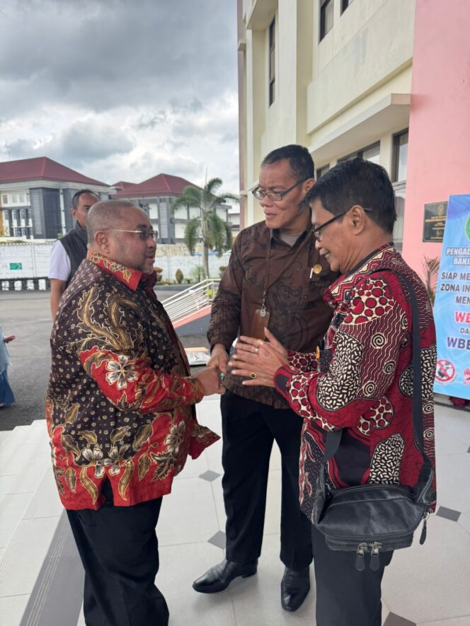 
					Anggota Komisi III DPR RI, Habib Aboe Bakar Alhabsyi saat tiba Pengadilan Tinggi Banjarmasin, Kamis (27/2/2026). (Foto: Ist)