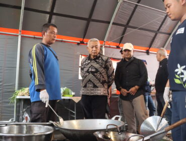 Bupati Malang, Drs. H. M. Sanusi, M.M saat melakukan pengecekan langsung kesiapan Dapur Umum Harlah satu abad NU, di Pendopo Agung Kabupaten Malang, Sabtu (7/2/2026). (Foto: Humas Pemkab)