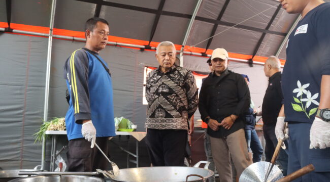 Bupati Malang, Drs. H. M. Sanusi, M.M saat melakukan pengecekan langsung kesiapan Dapur Umum Harlah satu abad NU, di Pendopo Agung Kabupaten Malang, Sabtu (7/2/2026). (Foto: Humas Pemkab)