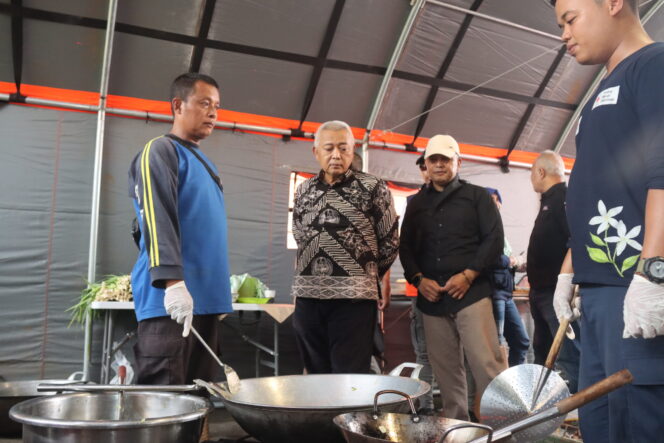 
					Bupati Malang, Drs. H. M. Sanusi, M.M saat melakukan pengecekan langsung kesiapan Dapur Umum Harlah satu abad NU, di Pendopo Agung Kabupaten Malang, Sabtu (7/2/2026). (Foto: Humas Pemkab)