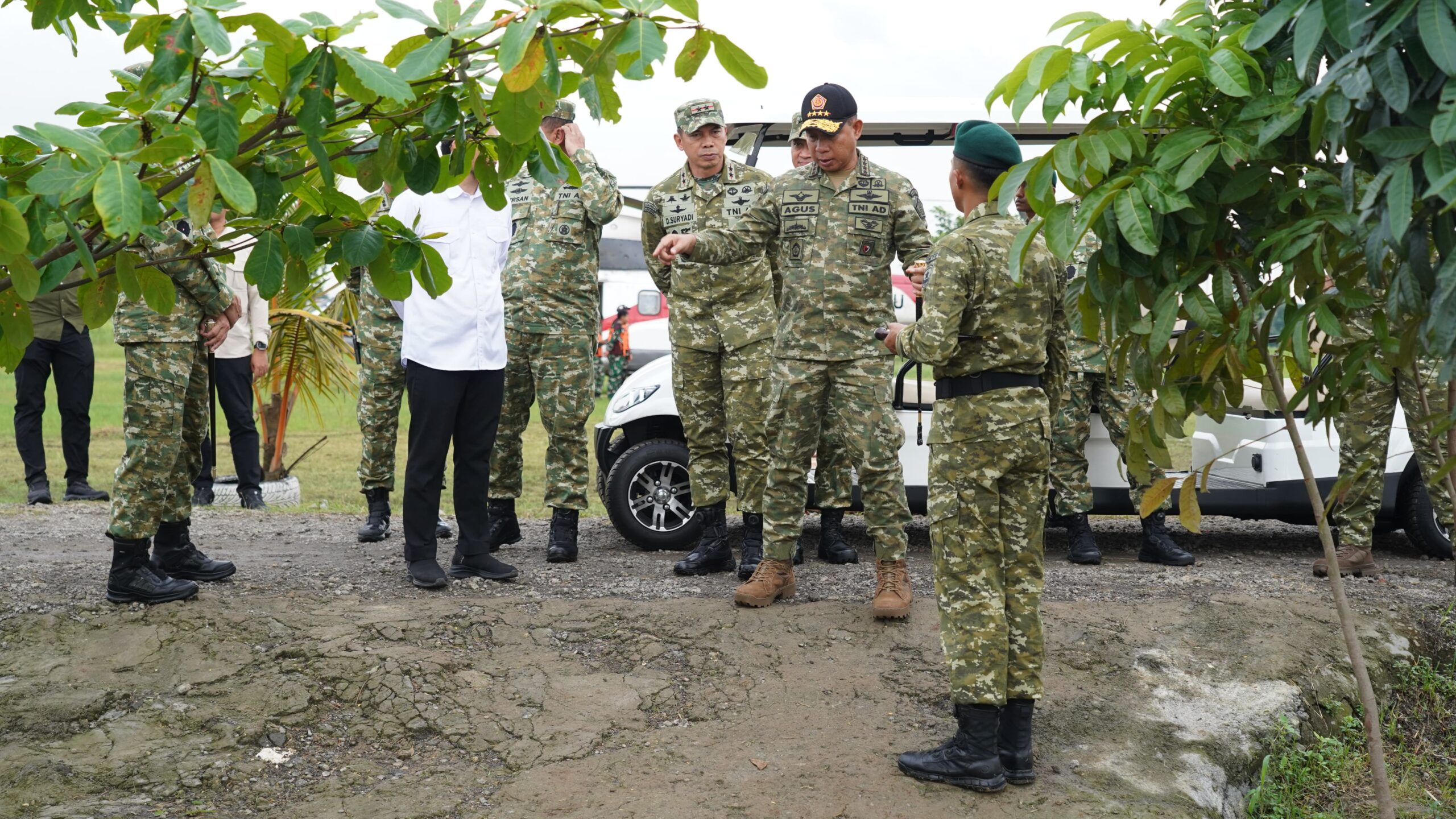Panglima TNI Jenderal TNI Agus Subiyanto saat melaksanakan peninjauan ke Markas Yonif TP 843/Patriot Yudha Vikasa di Cibitung, Kabupaten Bekasi, Kamis (19/2/2026). (Foto: Puspen TNI)