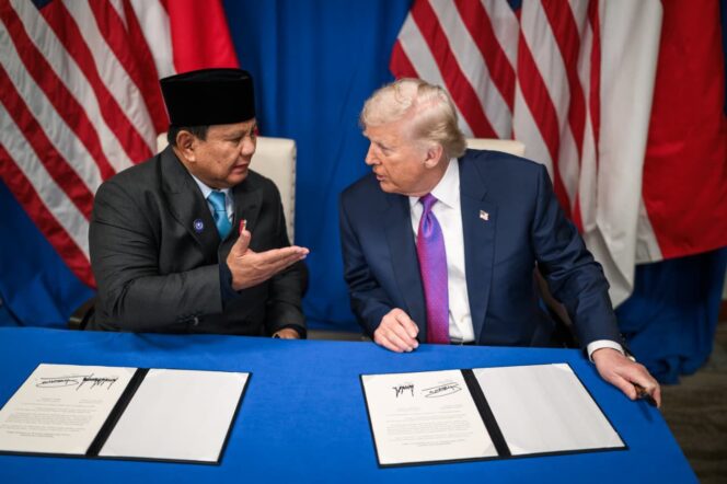 
					Presiden Prabowo Subianto Bersama Presiden Amerika Serikat Donald Trump usai penandatanganan  Kerjasama. (Foto: Seskab/BPMI)