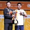 Pebulutangkis tungga putra Moh Zaki Ubaidillah (kanan) bersama sang pelatih usai menerima piala  kejuaraan Thailand Master 2026. (Foto: PBSI).