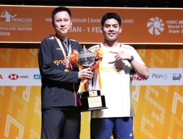 Pebulutangkis tungga putra Moh Zaki Ubaidillah (kanan) bersama sang pelatih usai menerima piala  kejuaraan Thailand Master 2026. (Foto: PBSI).