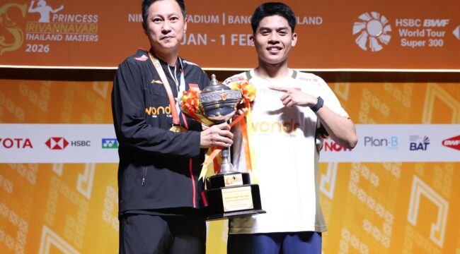 Pebulutangkis tungga putra Moh Zaki Ubaidillah (kanan) bersama sang pelatih usai menerima piala  kejuaraan Thailand Master 2026. (Foto: PBSI).