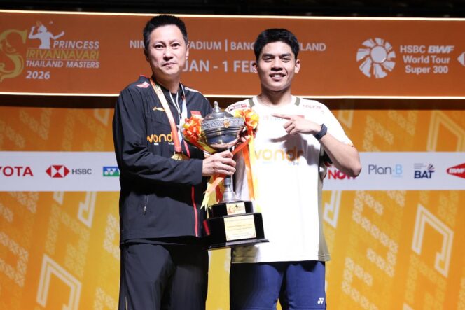 
					Pebulutangkis tungga putra Moh Zaki Ubaidillah (kanan) bersama sang pelatih usai menerima piala  kejuaraan Thailand Master 2026. (Foto: PBSI).
