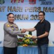Wakapolda Metro Jaya Brigjen Pol Dekananto Eko Purwono saat memberikan potongan nasi tumpeng kepada  Ketua Forum Wartawan Polri Polda Metro Jaya Ahmad Faruk di acara peringatan Hari Pers Nasional (HPN) 2026. (Foto : Humas Polda Metro Jaya).