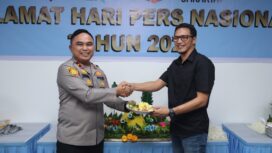 Wakapolda Metro Jaya Brigjen Pol Dekananto Eko Purwono saat memberikan potongan nasi tumpeng kepada  Ketua Forum Wartawan Polri Polda Metro Jaya Ahmad Faruk di acara peringatan Hari Pers Nasional (HPN) 2026. (Foto : Humas Polda Metro Jaya).